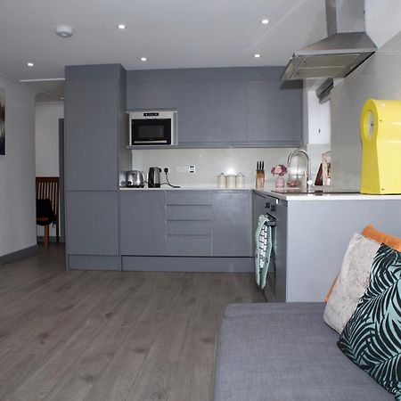 Spacious Modern 2 Bed Flat In City Centre เรดดิ้ง ภายนอก รูปภาพ