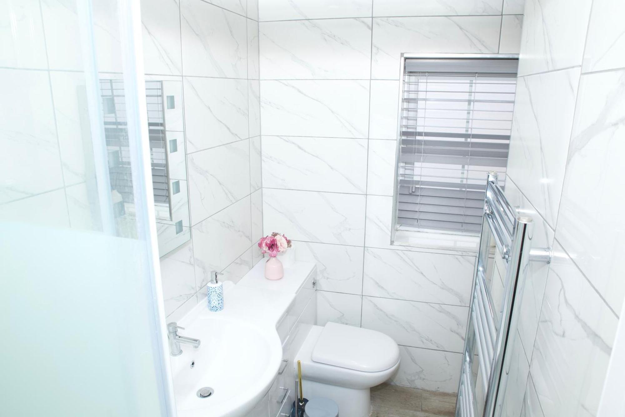 Spacious Modern 2 Bed Flat In City Centre เรดดิ้ง ภายนอก รูปภาพ