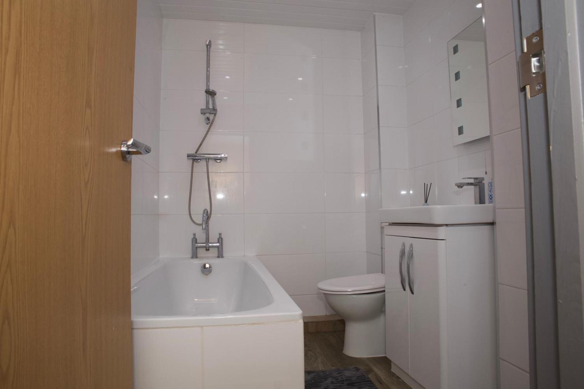 Spacious Modern 2 Bed Flat In City Centre เรดดิ้ง ภายนอก รูปภาพ