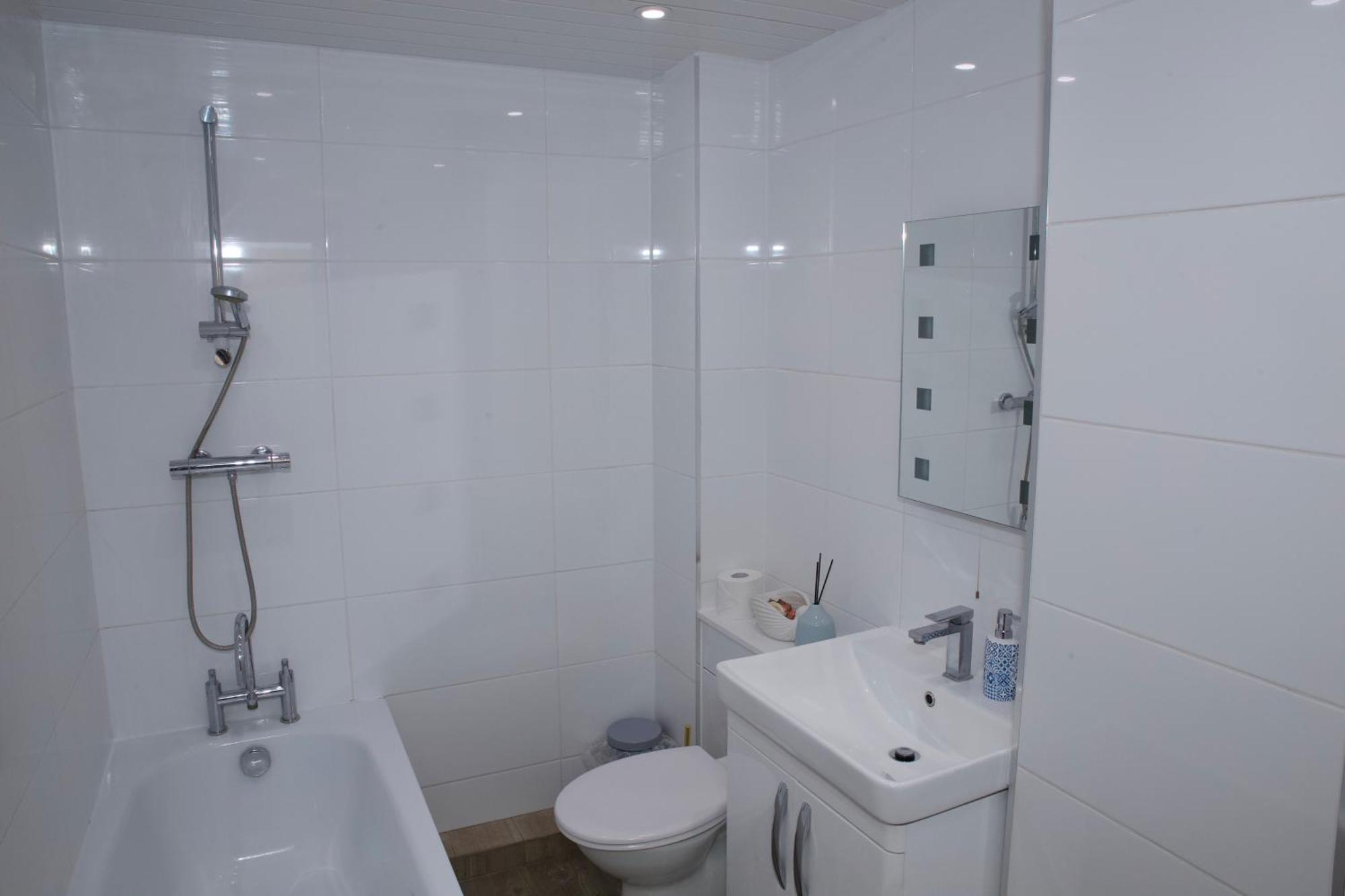 Spacious Modern 2 Bed Flat In City Centre เรดดิ้ง ภายนอก รูปภาพ
