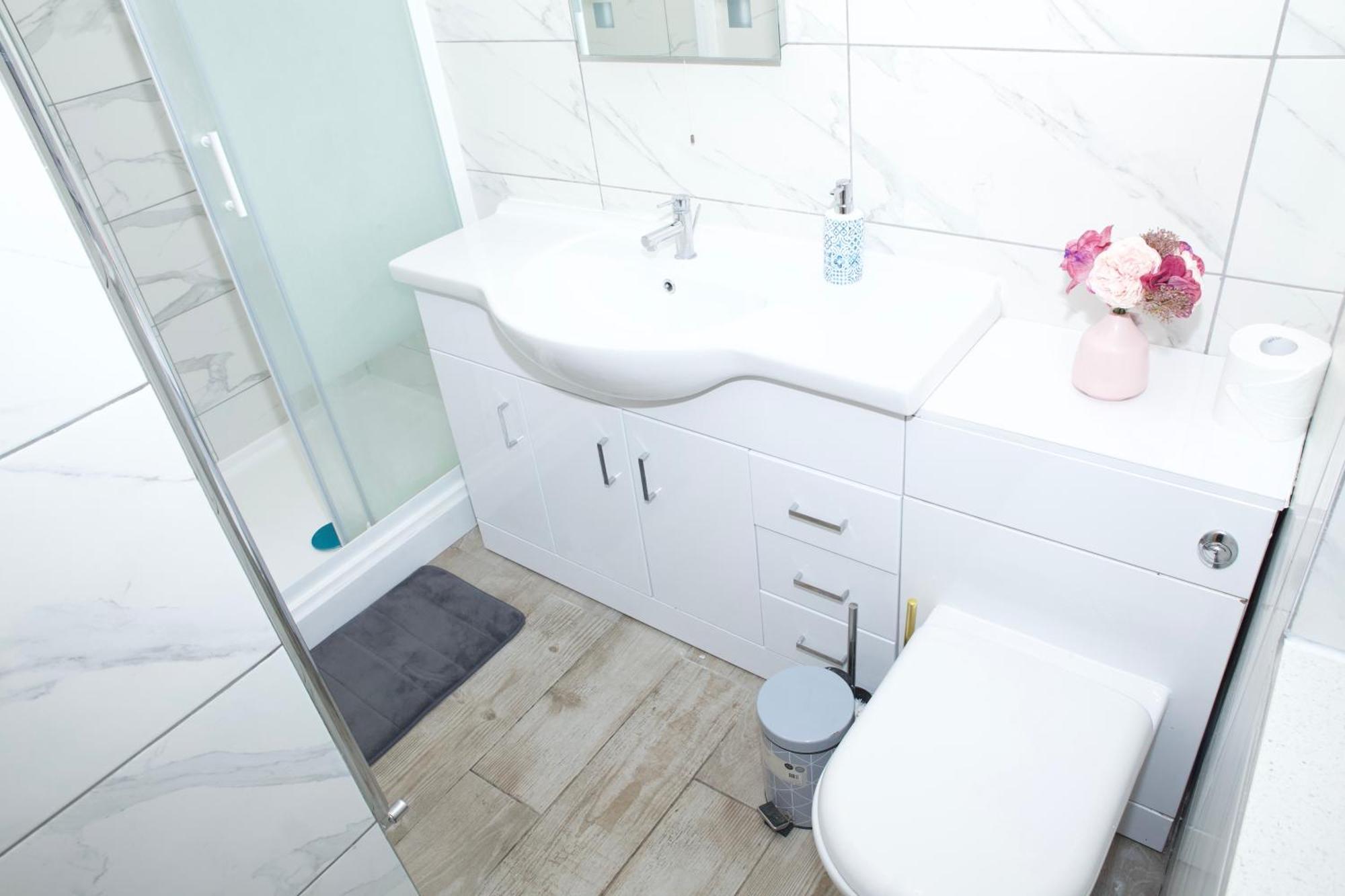 Spacious Modern 2 Bed Flat In City Centre เรดดิ้ง ภายนอก รูปภาพ