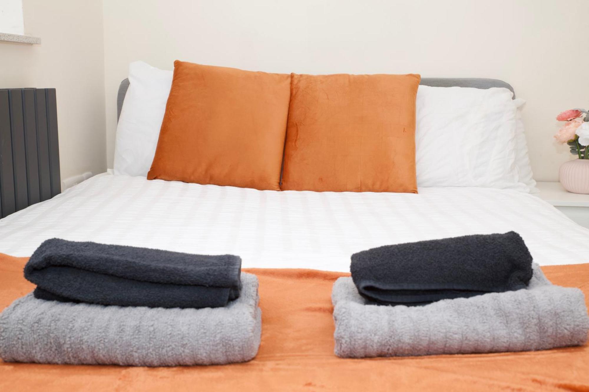 Spacious Modern 2 Bed Flat In City Centre เรดดิ้ง ภายนอก รูปภาพ